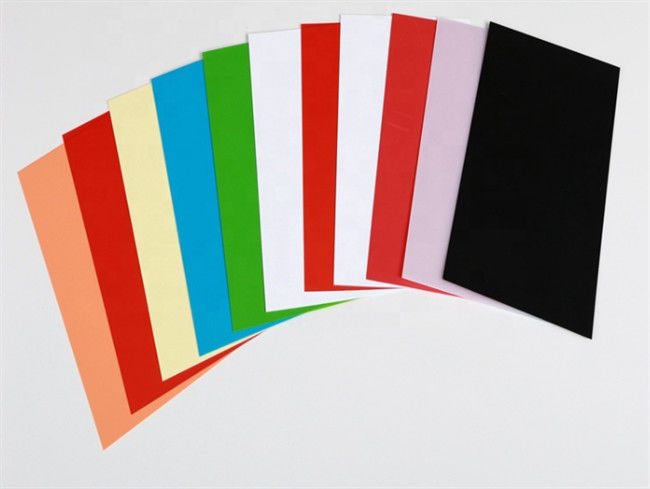 白く黒く赤く黄色いピンクの広がるABSプラスチック シート48X48は着色した